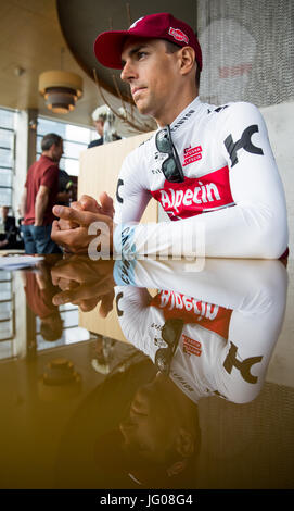 Le cycliste Suisse Reto Hollenstein de l'équipe Katusha Alpecin lors d'une conférence de presse à Düsseldorf, Allemagne, 28 juin 2017. Le Tour de France va commencer du 1 juillet à Düsseldorf. Photo : Daniel Karmann/dpa Banque D'Images