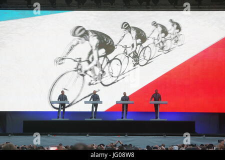 Düsseldorf, Allemagne. 1er juillet 2017. Le groupe électro-pop "Kraftwerk" effectue au début du Tour de France à Duesseldorf, Allemagne, 1 juillet 2017. Photo : David Young/dpa/Alamy Live News Banque D'Images