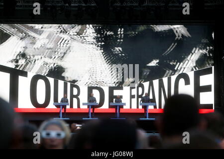 Düsseldorf, Allemagne. 1er juillet 2017. Le groupe électro-pop "Kraftwerk" effectue au début du Tour de France à Duesseldorf, Allemagne, 1 juillet 2017. Photo : David Young/dpa/Alamy Live News Banque D'Images