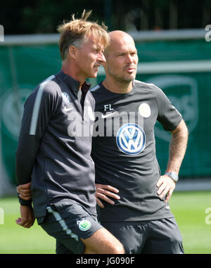 Wolfsburg, Allemagne. 3 juillet, 2017. L'entraîneur-chef Wolfsburg Andries Jonker (L) et co-formateur Fredrik Ljungberg watch durant une session de formation dans les locaux de l'Aréna de Volkswagen à Wolfsburg, Allemagne, 3 juillet 2017. Photo : Peter Steffen/dpa/Alamy Live News Banque D'Images