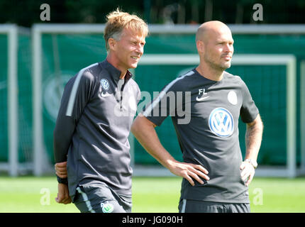 Wolfsburg, Allemagne. 3 juillet, 2017. L'entraîneur-chef Wolfsburg Andries Jonker (L) et co-formateur Fredrik Ljungberg watch durant une session de formation dans les locaux de l'Aréna de Volkswagen à Wolfsburg, Allemagne, 3 juillet 2017. Photo : Peter Steffen/dpa/Alamy Live News Banque D'Images