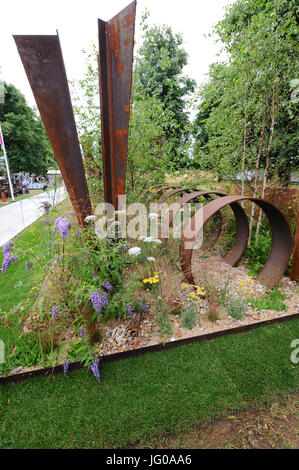 Londres, Royaume-Uni. 30Th May, 2017. La métamorphose des friches industrielles - Jardin Nom (conçu par Martyn Wilson), l'un des six beaux et élégants jardins pour un monde en évolution sur l'affichage à l'ERS 2017 Hampton Court Flower Show qui a ouvert ses portes aujourd'hui, Londres, Royaume-Uni. Jardins pour un monde en évolution est une nouvelle catégorie qui met en évidence l'orientation plus durable que le jardinage est en train de prendre dans le monde entier. Crédit : Michael Preston/Alamy Live News Banque D'Images