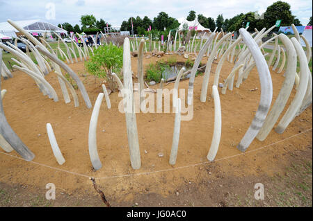 Londres, Royaume-Uni. 30Th May, 2017. Pas à vendre (jardin conçu par Mark Whyte et Sharmayne Ferguson), l'un des trois beaux et élégants jardins conceptuel sur l'affichage à l'ERS 2017 Hampton Court Flower Show qui a ouvert ses portes aujourd'hui, Londres, Royaume-Uni. Jardins conceptuels offrent aux concepteurs la possibilité de repousser les limites de ce qui définit un jardin. Sélectionné pour l'impact, le théâtre et l'originalité, les designers sont encouragés à utiliser un maximum d'imagination et de créativité. Crédit : Michael Preston/Alamy Live News Banque D'Images