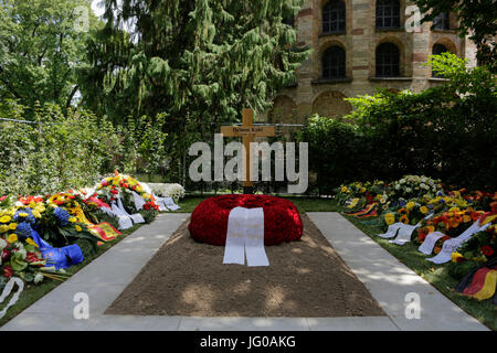 Speyer, Allemagne. Juillet 03, 2017. d'une simple croix en bois avec son nom et ses dates de naissance et de mort est érigée sur la tombe de Helmut Kohl jusqu'à la tête à tête finale sera érigé en pierre. la couronne de sa veuve maike richter-kohl reste au-dessus de la tombe avec l'inscription "en amour, votre maike'. gerbe par les amis, membres et les partis se trouvent autour de la tombe. les gens viennent pour visiter la tombe de l'ancien chancelier allemand Helmut Kohl dans le parc d'Adenauer à spire et payer leur respect pour lui. crédit : Cronos/Alamy live news Banque D'Images