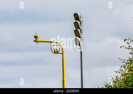 Southport, Merseyside, Royaume-Uni. 3 juillet, 2017. Vysionics nouvelle vitesse moyenne vitesse radar, caméras infrarouges, équipements, vidéo surveillance, technologie de voyage en cours d'installation par le groupe Loxam, sur l'A565 Nouveau Southport Road. L'installation est presque terminée sur la route après le Lancashire Road Safety Partnership a donné le feu vert pour les nouveaux systèmes de caméras de contrôle de la vitesse sur les routes, avec l'espoir de réduire le nombre de morts et de rendre les routes plus sécuritaires pour tous. Les caméras peuvent fonctionner dans l'obscurité totale, grâce à l'utilisation d'éclairage infra-rouge. /AlamyLiveNews MediaWorldImages;Crédit Banque D'Images