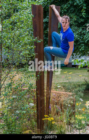 Londres, Royaume-Uni. 3 juillet, 2017. Thuli Lamb, coureur du Parkour générations sur la St Modwen properties plc:Brownfield - Métamorphose jardin conçu par Martyn Wilson - l'Hampton Court Flower Show, organisé par la Royal Horticultural Society (RHS). Dans le parc de l'hôtel Hampton Court Palace, Londres. Crédit : Guy Bell/Alamy Live News Banque D'Images