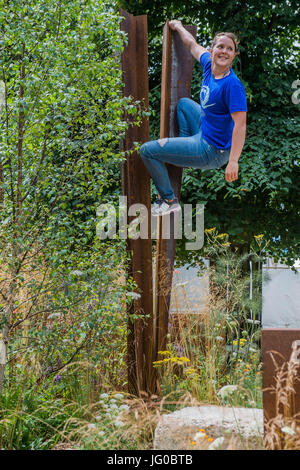 Londres, Royaume-Uni. 3 juillet, 2017. Thuli Lamb, coureur du Parkour générations sur la St Modwen properties plc:Brownfield - Métamorphose jardin conçu par Martyn Wilson - l'Hampton Court Flower Show, organisé par la Royal Horticultural Society (RHS). Dans le parc de l'hôtel Hampton Court Palace, Londres. Crédit : Guy Bell/Alamy Live News Banque D'Images