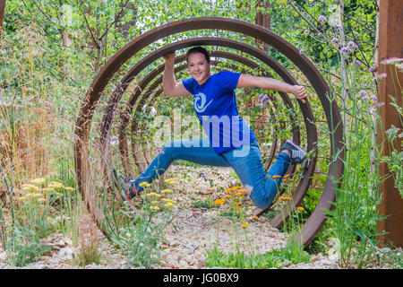 Londres, Royaume-Uni. 3 juillet, 2017. Thuli Lamb, coureur du Parkour générations sur la St Modwen properties plc:Brownfield - Métamorphose jardin conçu par Martyn Wilson - l'Hampton Court Flower Show, organisé par la Royal Horticultural Society (RHS). Dans le parc de l'hôtel Hampton Court Palace, Londres. Crédit : Guy Bell/Alamy Live News Banque D'Images