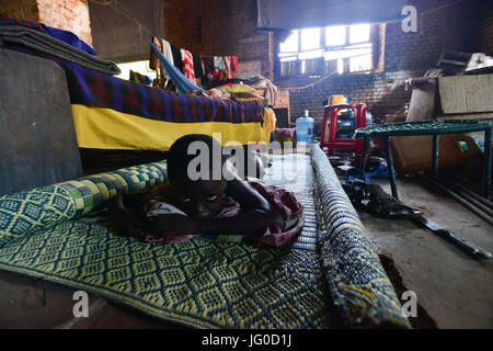 3 juillet 2017 - Wau, Wau, dans le sud du Soudan - un jeune garçon réfugié interne, prend un peu de repos à l'aide de la cathédrale de la paroisse chrétienne de Wau, au Soudan du Sud, lundi. Des milliers de Soudanais du sud ont trouvé refuge dans l'enceinte de l'église depuis juin 2016 et n'ont pas leurs rations alimentaires du Programme alimentaire mondial depuis mars dernier. (Crédit Image : © Miguel Juarez Lugo via Zuma sur le fil) Banque D'Images