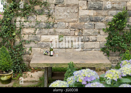 Le Palais de Hampton Court, East Molesey, UK. 3 juillet, 2017. Turismo de Galice : le Jardin Secret du Pazo, conçu par McMonigall Rose. La plus grande exposition florale annuelle se déroule du 4 au 9 juillet, flanquant les deux côtés de l'eau longue de Hampton Court Palace et comprend des jardins, Spectacle, chapiteau chapiteau floral rose et des pavillons. Credit : Malcolm Park / Alamy Live News. Banque D'Images