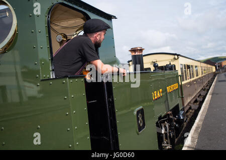 Pays de Galles Aberystwyth UK, lundi 03 juillet 2017. 21 ans aujourd'hui, à l'occasion de son anniversaire jmd Smith est devenue la dernière personne d'être admissible en tant que pilote de locomotive sur la vallée de fer de Rheidol à Aberystwyth, faisant de lui un des plus jeunes conducteurs de locomotives à vapeur au Royaume-Uni. Première Jac a rejoint le chemin de fer comme un apprenti ingénieur après avoir quitté l'école à 16 ans. Credit : Keith morris/Alamy Live News Banque D'Images