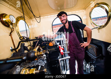 Pays de Galles Aberystwyth UK, lundi 03 juillet 2017. 21 ans aujourd'hui, à l'occasion de son anniversaire jmd Smith est devenue la dernière personne d'être admissible en tant que pilote de locomotive sur la vallée de fer de Rheidol à Aberystwyth, faisant de lui un des plus jeunes conducteurs de locomotives à vapeur au Royaume-Uni. Première Jac a rejoint le chemin de fer comme un apprenti ingénieur après avoir quitté l'école à 16 ans. Credit : Keith morris/Alamy Live News Banque D'Images