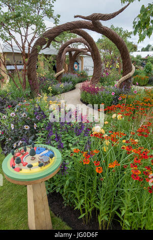 Le Palais de Hampton Court, East Molesey, UK. 3 juillet, 2017. La plus grande exposition florale annuelle se déroule du 4 au 9 juillet, flanquant les deux côtés de l'eau longue de Hampton Court Palace et comprend des jardins, Spectacle, chapiteau chapiteau floral rose et des pavillons. Credit : Malcolm Park / Alamy Live News. Banque D'Images