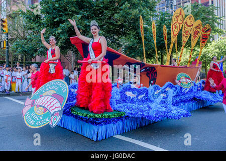 Vancouver, Canada. 30Th May, 2017. Les reines de beauté ar Canada 150, Parade de la fête du Canada, Vancouver, Colombie-Britannique, Canada. Crédit : Michael Wheatley/Alamy Live News Banque D'Images