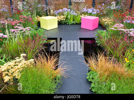 Hampton Court, Angleterre, Royaume-Uni. 3 juillet, 2017. La boîte de couleur afficher jardin conçu par Charlie Bloom et Simon Webster, la RHS Hampton Court Palace Flower Show. Crédit : P Tomlins/Alamy Live News Banque D'Images