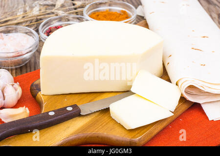 Pain Pita shawarma avec suluguni pour fromage. Studio Photo Banque D'Images