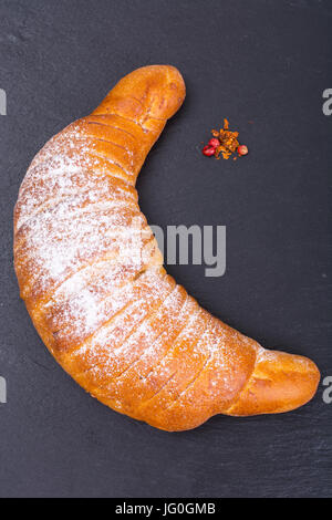 Gâteau à la forme de croissant. Ramadan l'alimentation. Studio Photo Banque D'Images