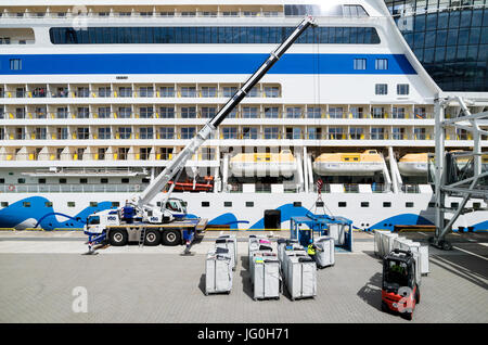 Bagages étant chargé dans AIDAsol à Steinwerder Centre de croisière. AIDA Cruises est l'une des 10 marques détenues par Carnival Corp. Banque D'Images