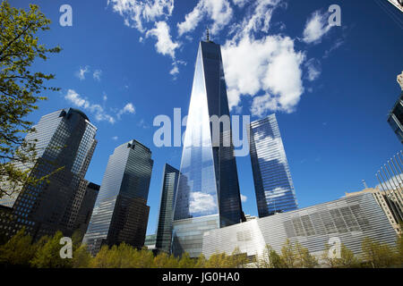 À la recherche jusqu'à one world trade center à partir du 11 septembre site national memorial de New York City USA Banque D'Images