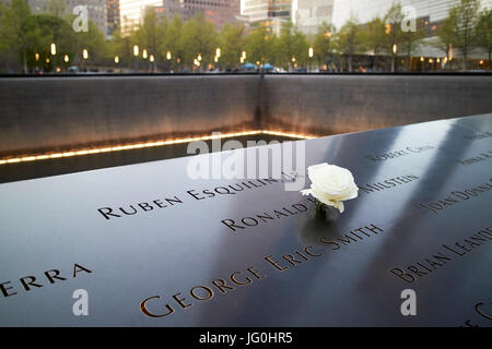 Rose blanche hommage à Ronald milstein nom sur le sud bassin memorial ancien 2 world trade center New York États-unis empreinte Banque D'Images