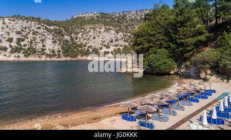 Arsanas Beach, l'île de Thassos, en Grèce. Arsanas beach est situé dans la partie nord-est de l'île, à côté de la plage de Livadi. C'était la voile-yar Banque D'Images