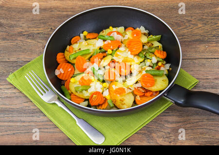 L'alimentation sans viande:Légumes frits dans une poêle. Studio Photo Banque D'Images