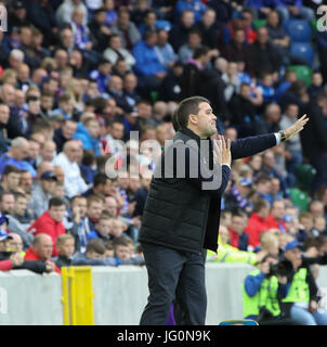 Windsor Road, Belfast, Irlande du Nord. 28 juin 2017. Linfield La Fiorita 1 0. Linfield manager David Healy (gauche) dans sa zone technique. Banque D'Images