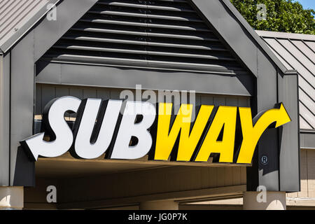 Indianapolis - Circa Juillet 2017 : Sandwich Subway Emplacement. Métro est le plus grand Sandwich sous-marin VI Chaîne Banque D'Images