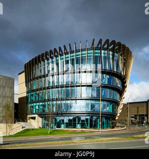 Les ailettes et façade en verre du nouveau bâtiment Oastler, Huddersfield University Campus, West Yorkshire Banque D'Images