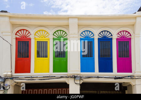 Fenêtres colorées de Thalang Road dans la vieille ville de Phuket, Thaïlande Banque D'Images