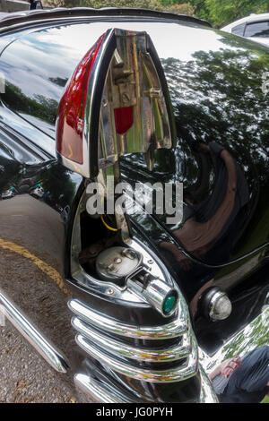 Le bouchon d'essence d'un cabriolet 1948 de Cadillac classique est situé sous le feu arrière gauche et est accessible en appuyant sur un petit bouton bleu. Banque D'Images