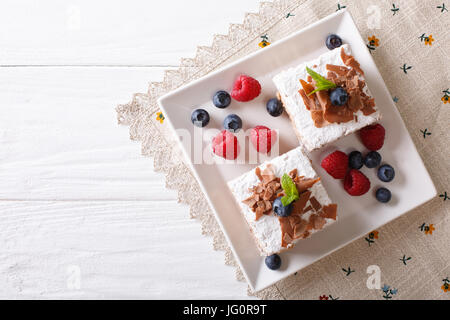 Millefeuille au chocolat aux fruits rouges sur une plaque horizontale vue du dessus. Banque D'Images