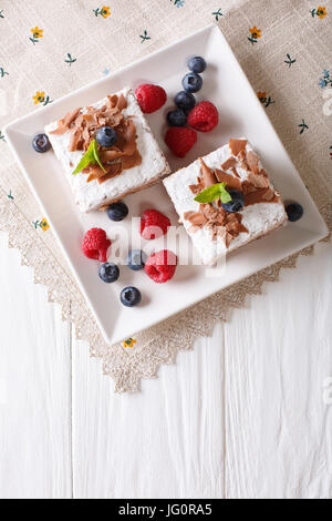 Millefeuille au chocolat aux fruits rouges sur une plaque. vertical Vue de dessus Banque D'Images