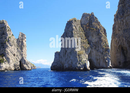 Trois célèbres Faraglioni rocks géant près de l'île de Capri, Italie, Europe. Voir à partir de la mer Tyrrhénienne. Jour d'été Banque D'Images