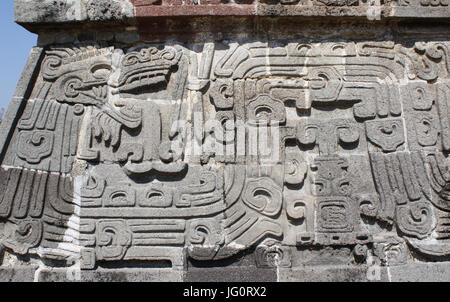 Avec la sculpture bas-relief d'un Quetzalcoatl, civilisation Maya pré-Colombienne, Temple de la Serpent à Plumes à Xochicalco, au Mexique. UNESCO World herita Banque D'Images