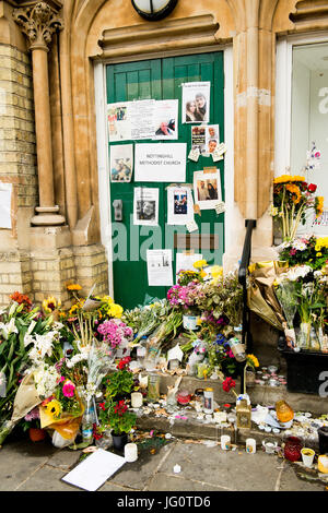 Tributs floraux & messages pour les victimes de la catastrophe de l'incendie de la tour de Grenfell, Londres, qui a laissé de nombreuses familles sans abri et 58 morts ou disparus. Banque D'Images