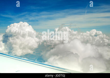 Beau ciel avec les nuages et la terre vue d'avion Banque D'Images