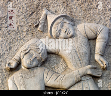 Bas-relief de la sculpture sur pierre en parc public représentant les minorités ethniques chinoises Yugur, Dawukou, Ningxia, Chine Banque D'Images