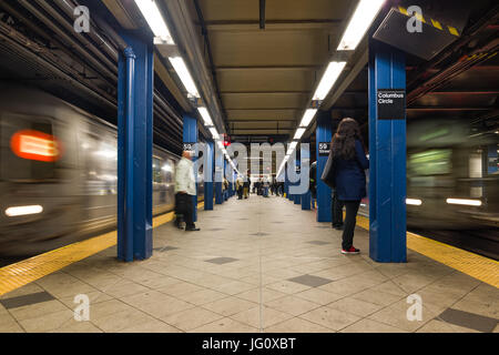 La plate-forme de la station de métro avec des passagers et trains, New York Banque D'Images