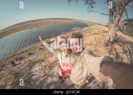 Couple sur selfies rivière Chobe au Botswana, en Namibie, à la frontière de l'Afrique. Fisheye Vue de dessus, de l'image. Le Parc National de Chobe, célèbre wildlilfe rese Banque D'Images