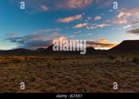 Au paysage majestueux Parc national du Karoo, Afrique du Sud. Tableau panoramique les montagnes, les canyons et les falaises au coucher du soleil. Aventure et d'exploration en Afrique, su Banque D'Images