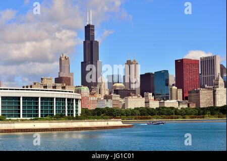 Le Field Museum et une partie de la ville vu depuis le Museum Campus sur une mise en garde, la fin de matinée de printemps. Chicago, Illinois, USA. Banque D'Images