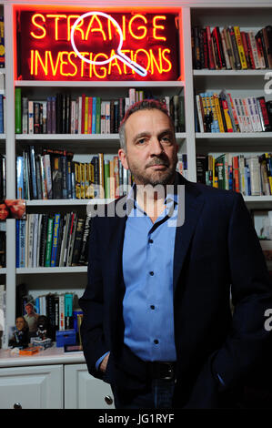 George Pelecanos dans sa maison dans le Maryland auteur écrivain directeur TV mystère du crime Banque D'Images