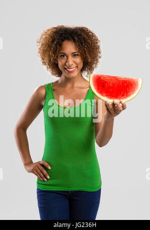 Belle African American Woman olding une pastèque fruits sur ses mains Banque D'Images