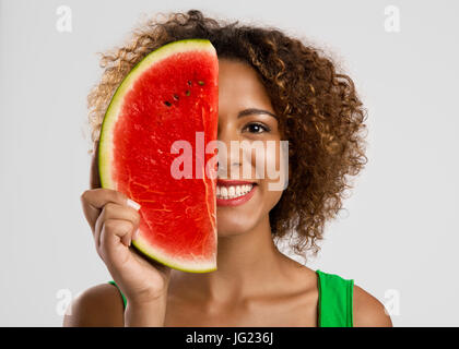 Belle African American Woman olding une pastèque fruits sur ses mains Banque D'Images