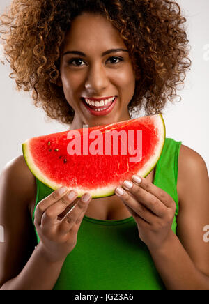 Belle African American Woman olding une pastèque fruits sur ses mains Banque D'Images