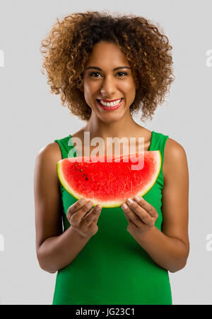 Belle African American Woman olding une pastèque fruits sur ses mains Banque D'Images