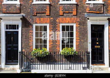 Scène de rue typique dans le centre de Londres, avec façades architecture familière à l'habitat urbain. Banque D'Images