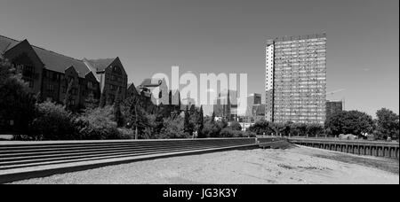 Vue sur la Tamise et maison Kelson estran, Isle of Dogs, London, UK Banque D'Images