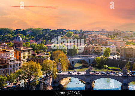 Skyline avec pont Ponte Vittorio Emanuele II et de l'architecture classique à Rome, Vatican décors plus Tibre. Banque D'Images